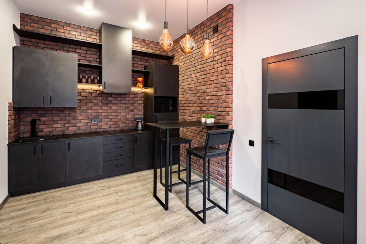 Stylish Apartment In The Center Лвив Екстериор снимка