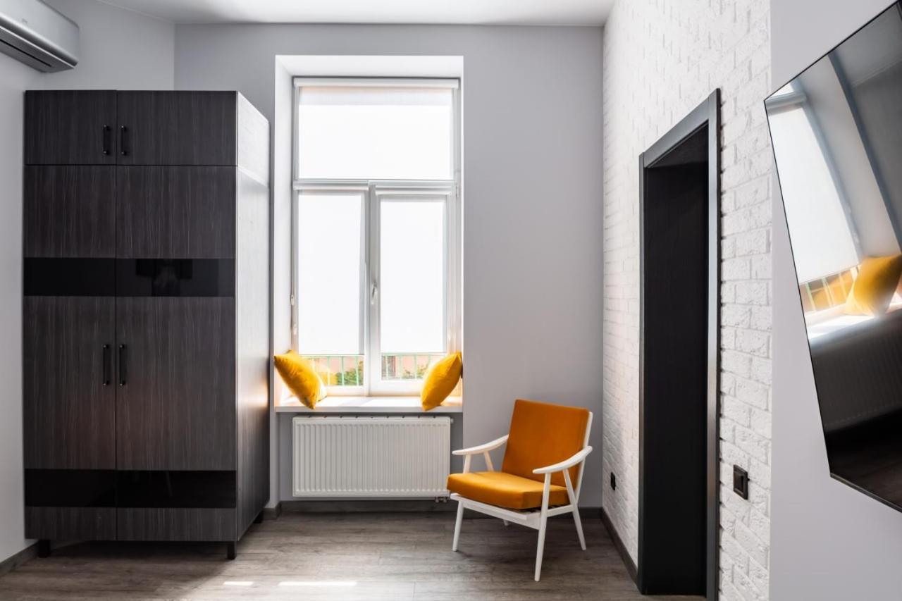 Stylish Apartment In The Center Лвив Екстериор снимка