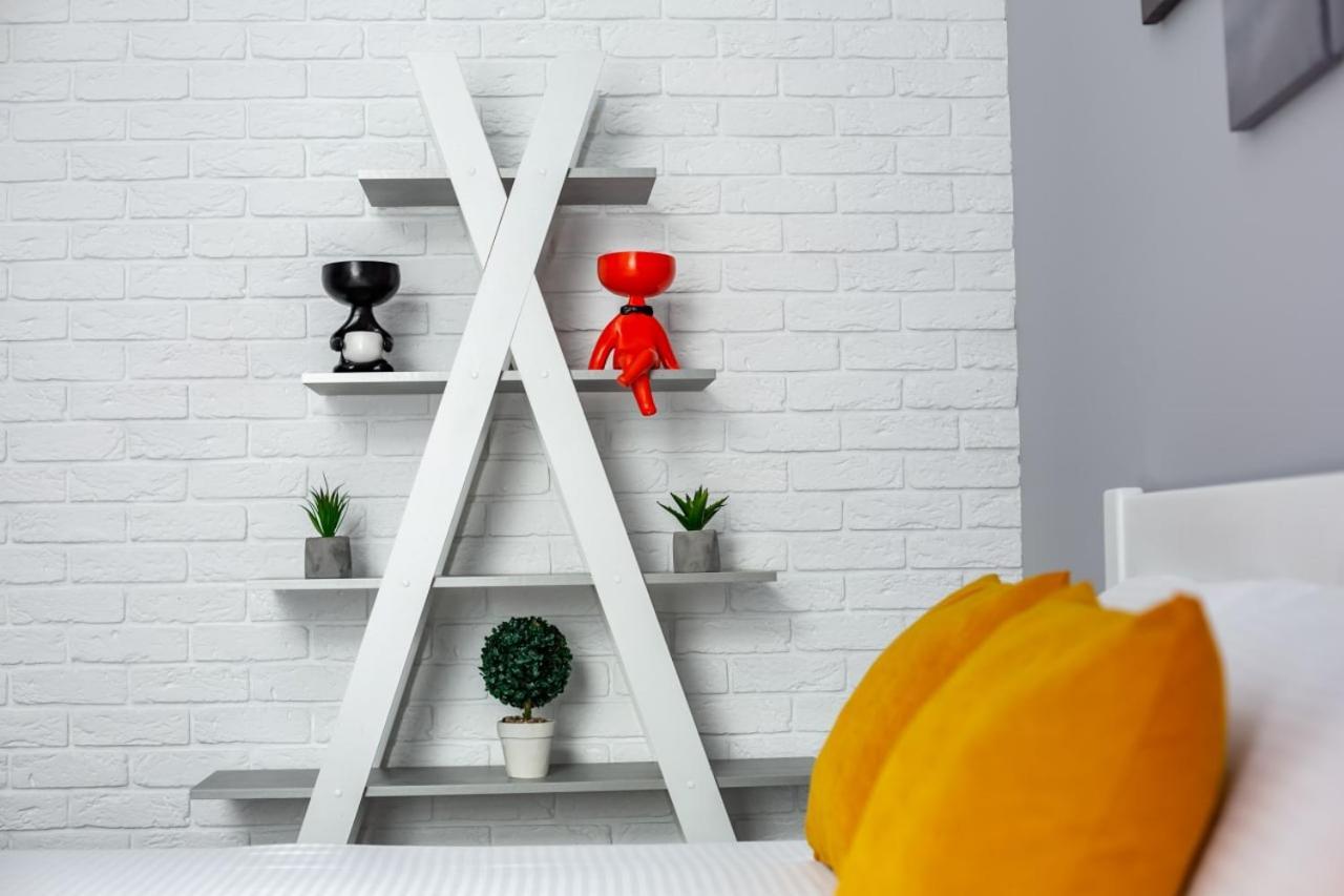 Stylish Apartment In The Center Лвив Екстериор снимка