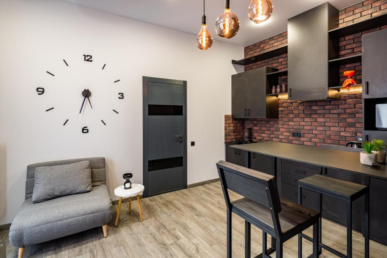Stylish Apartment In The Center Лвив Екстериор снимка