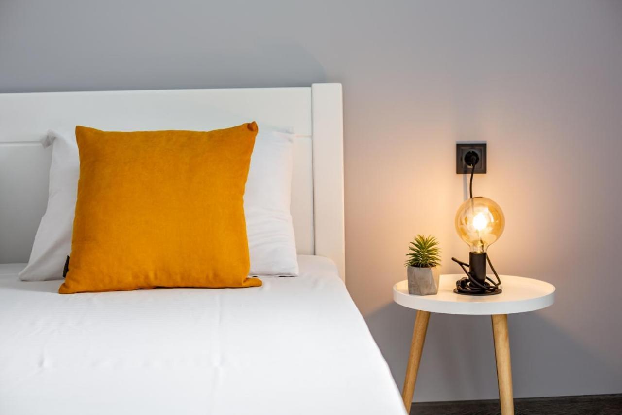 Stylish Apartment In The Center Лвив Екстериор снимка