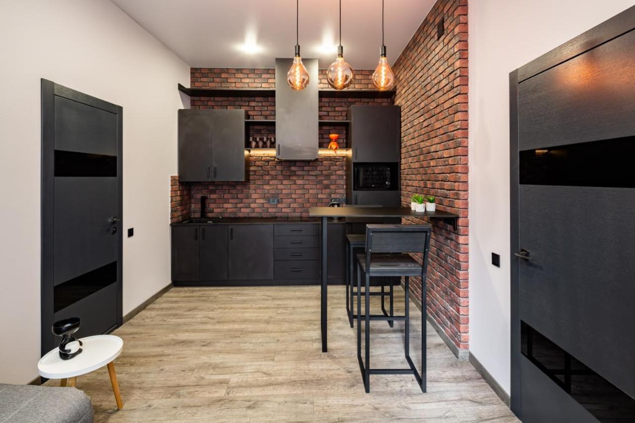 Stylish Apartment In The Center Лвив Екстериор снимка