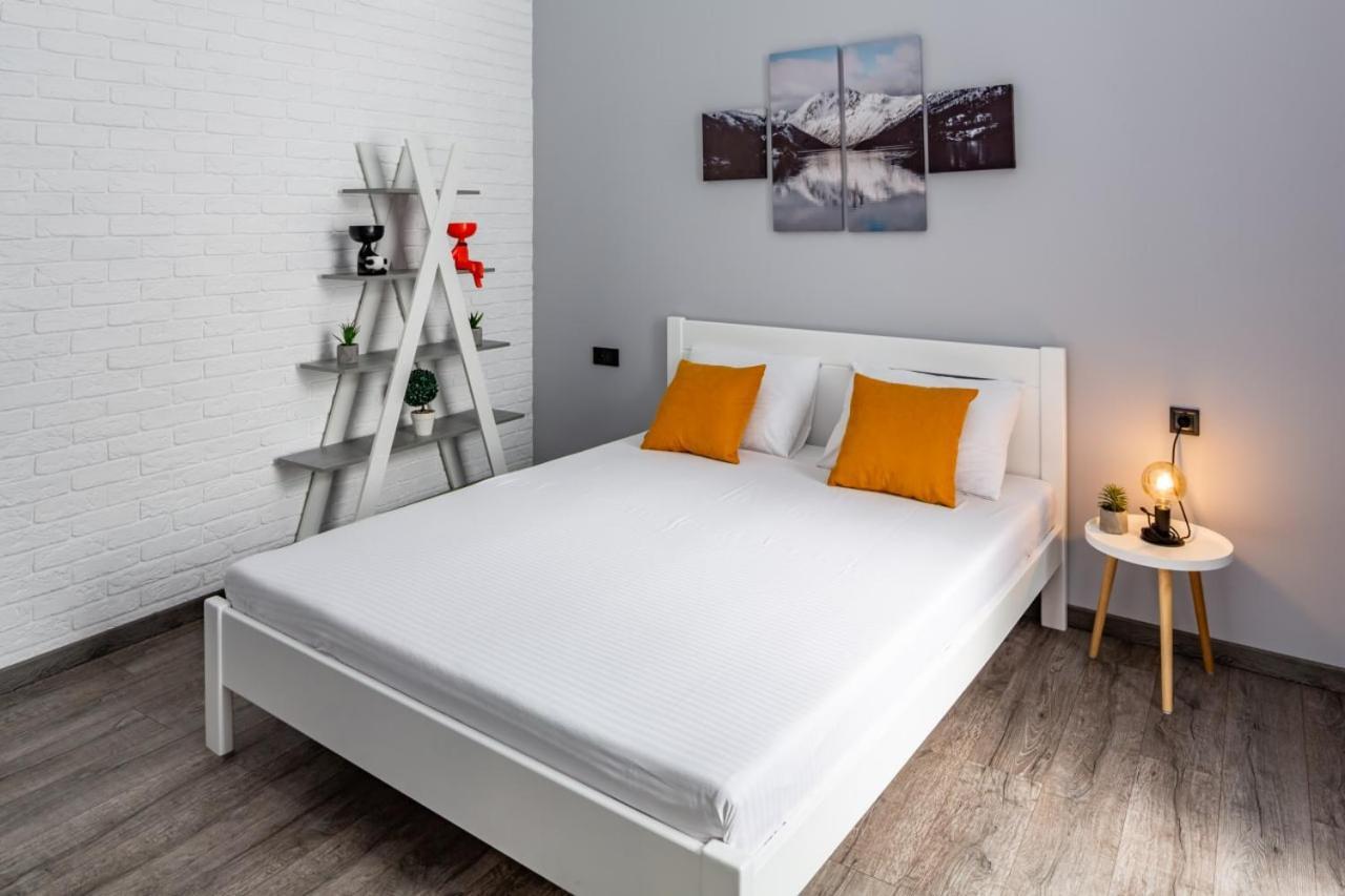 Stylish Apartment In The Center Лвив Екстериор снимка