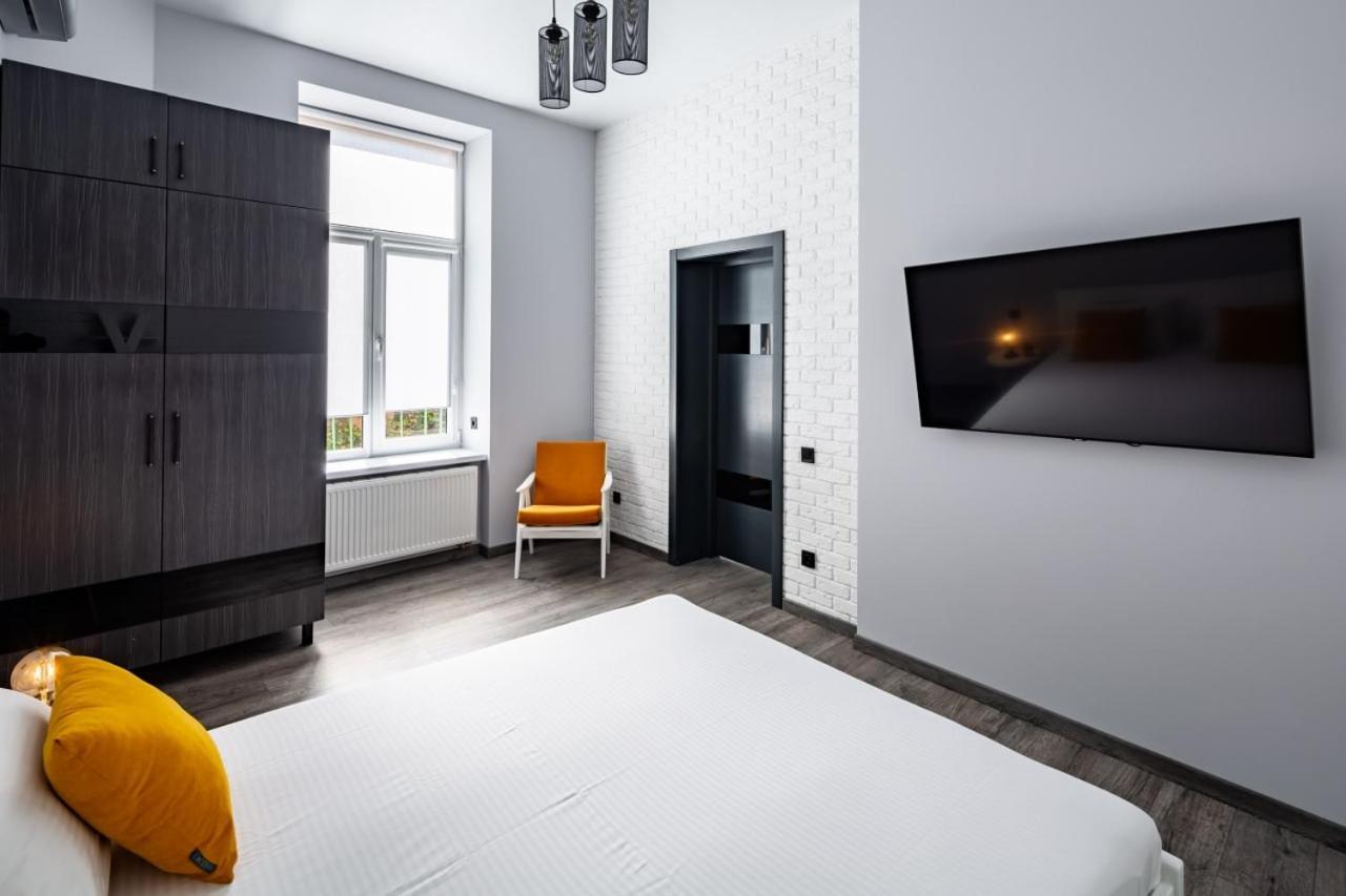 Stylish Apartment In The Center Лвив Екстериор снимка